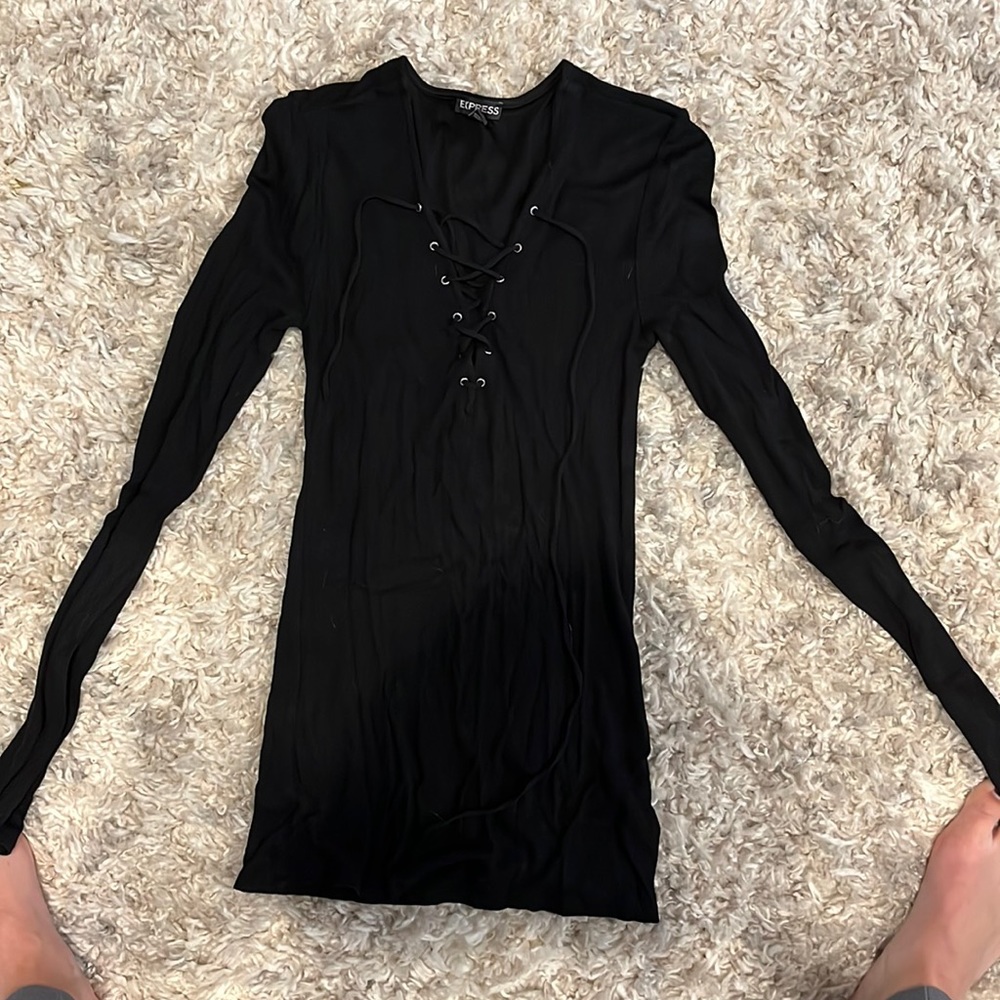 Express form fitting tie front top